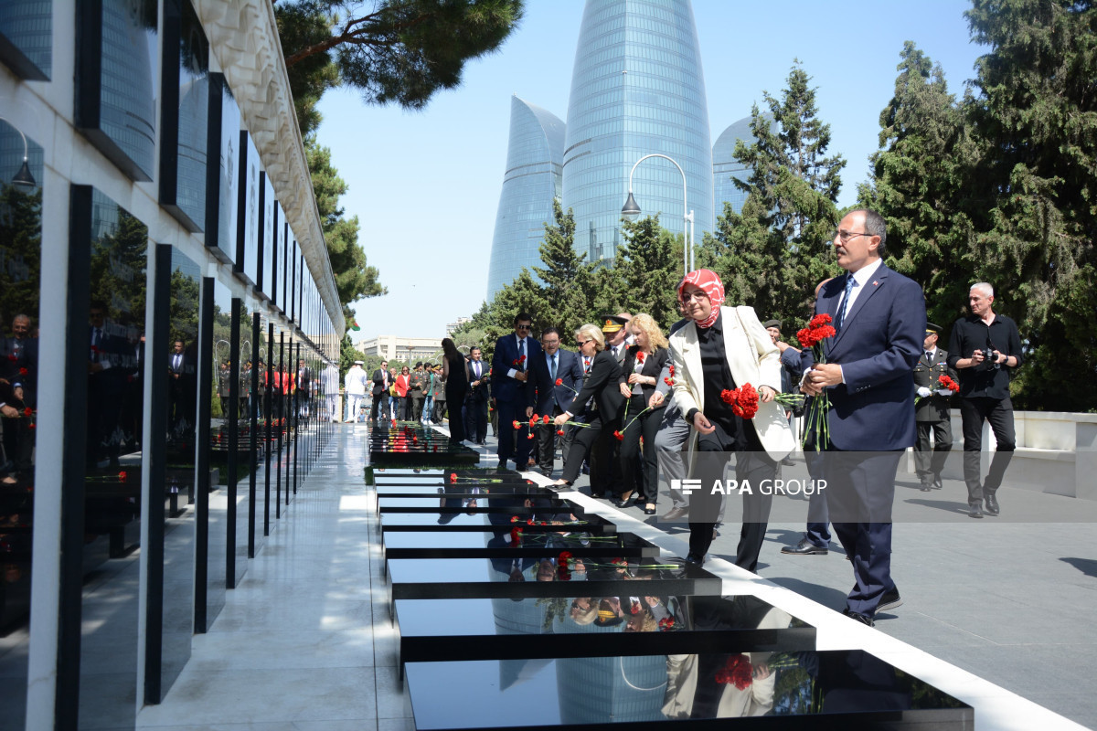 Jour de la Victoire de Türkiye : Une délégation turque visite le mémorial aux soldats turcs tombés en martyrs à Bakou - Photo 