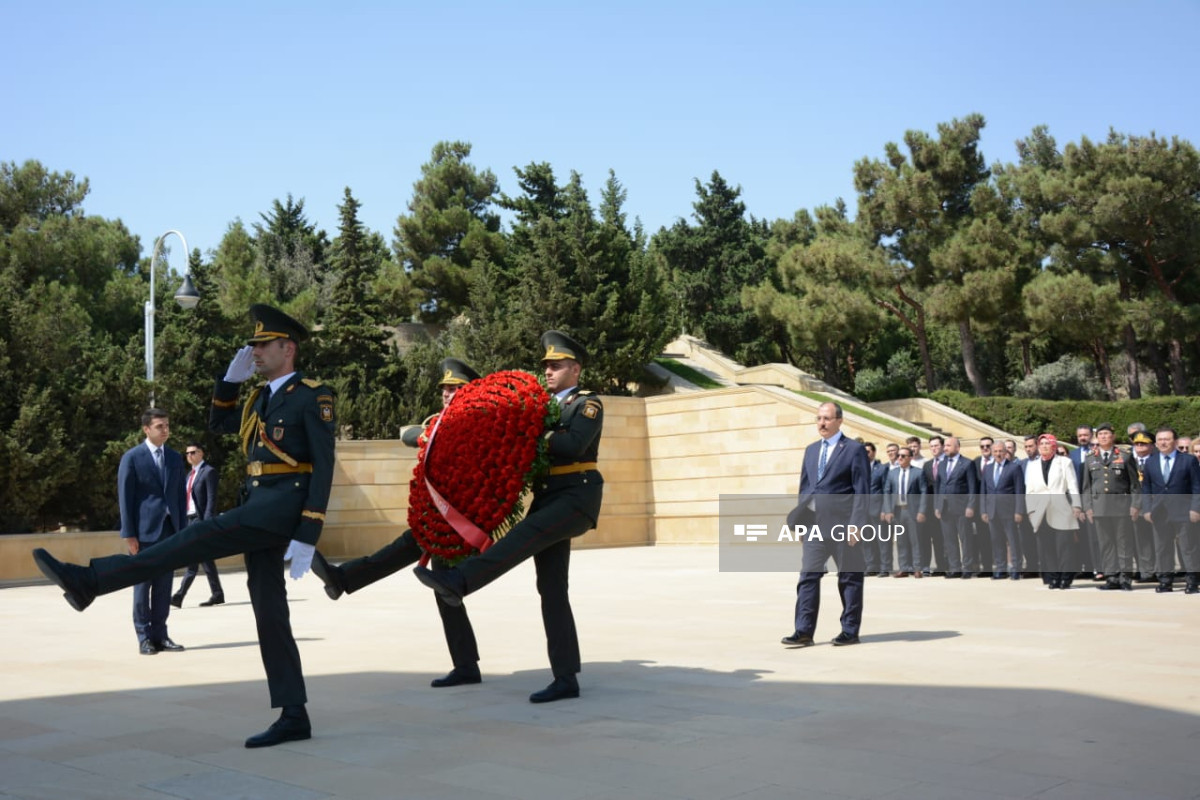 Jour de la Victoire de Türkiye : Une délégation turque visite le mémorial aux soldats turcs tombés en martyrs à Bakou - Photo 