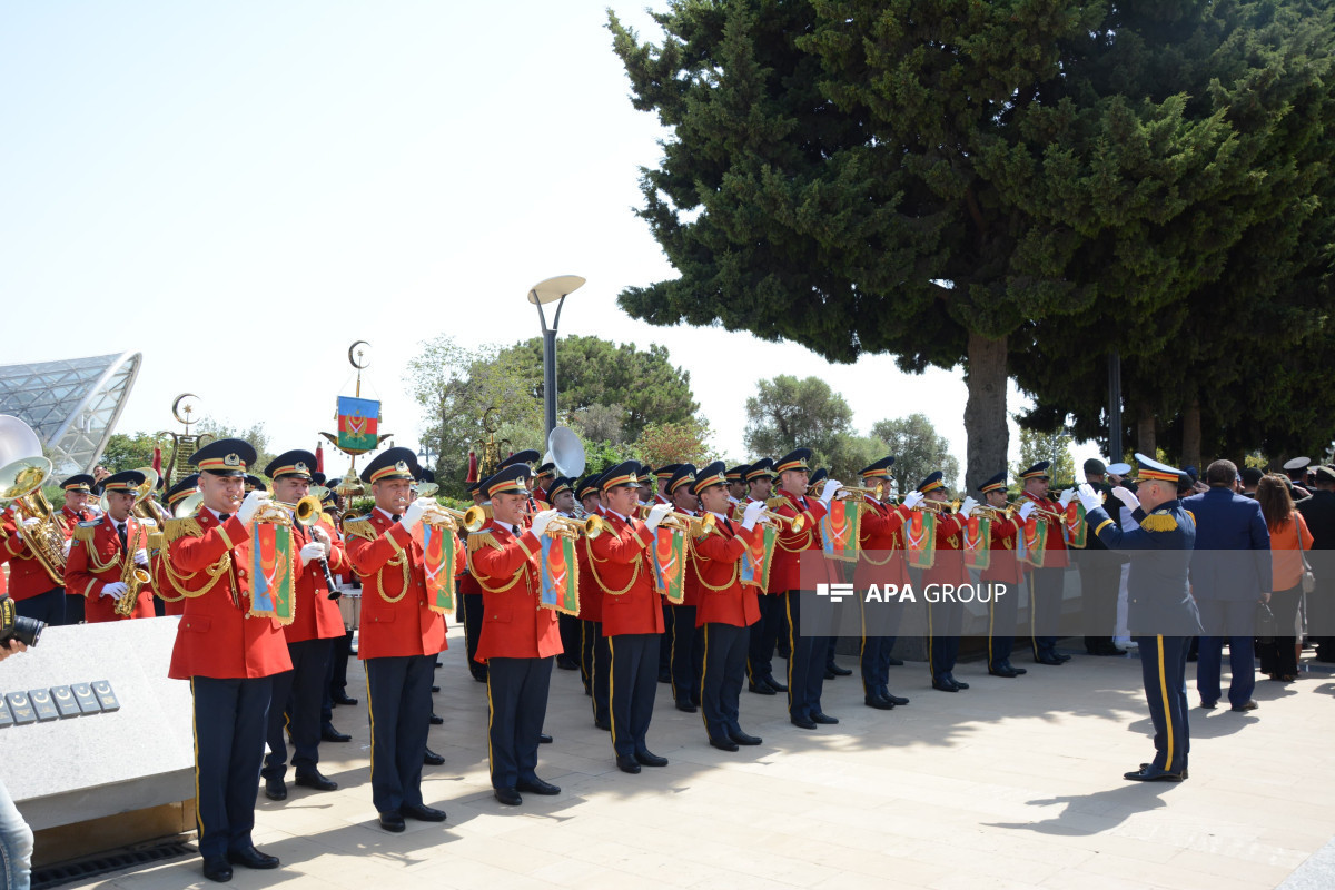 Jour de la Victoire de Türkiye : Une délégation turque visite le mémorial aux soldats turcs tombés en martyrs à Bakou - Photo 