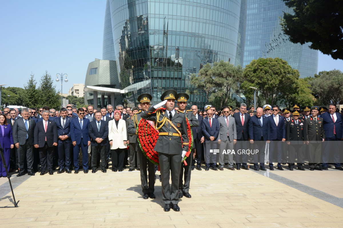 Jour de la Victoire de Türkiye : Une délégation turque visite le mémorial aux soldats turcs tombés en martyrs à Bakou - Photo 