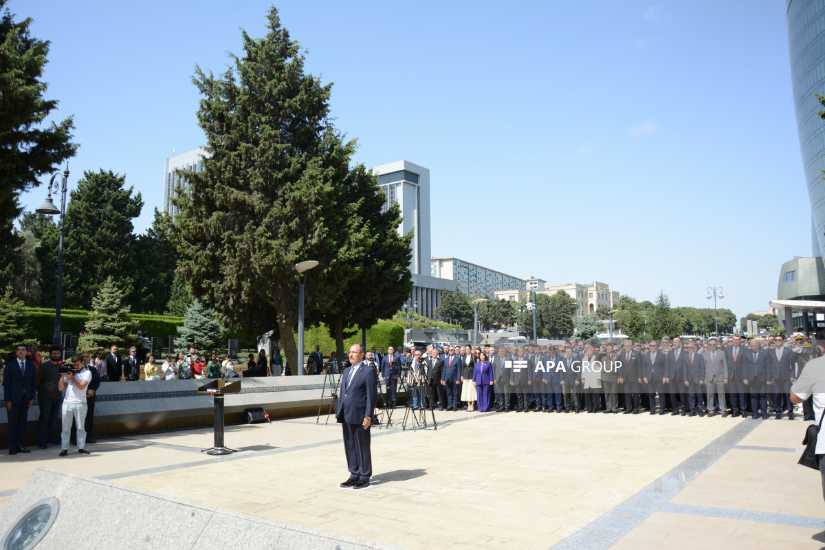 Jour de la Victoire de Türkiye : Une délégation turque visite le mémorial aux soldats turcs tombés en martyrs à Bakou - Photo 