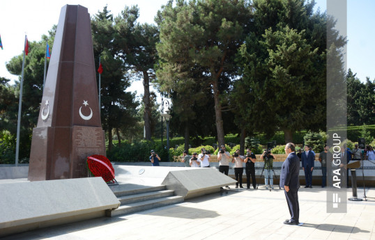 Jour de la Victoire de Türkiye : Une délégation turque visite le mémorial aux soldats turcs tombés en martyrs à Bakou - Photo 