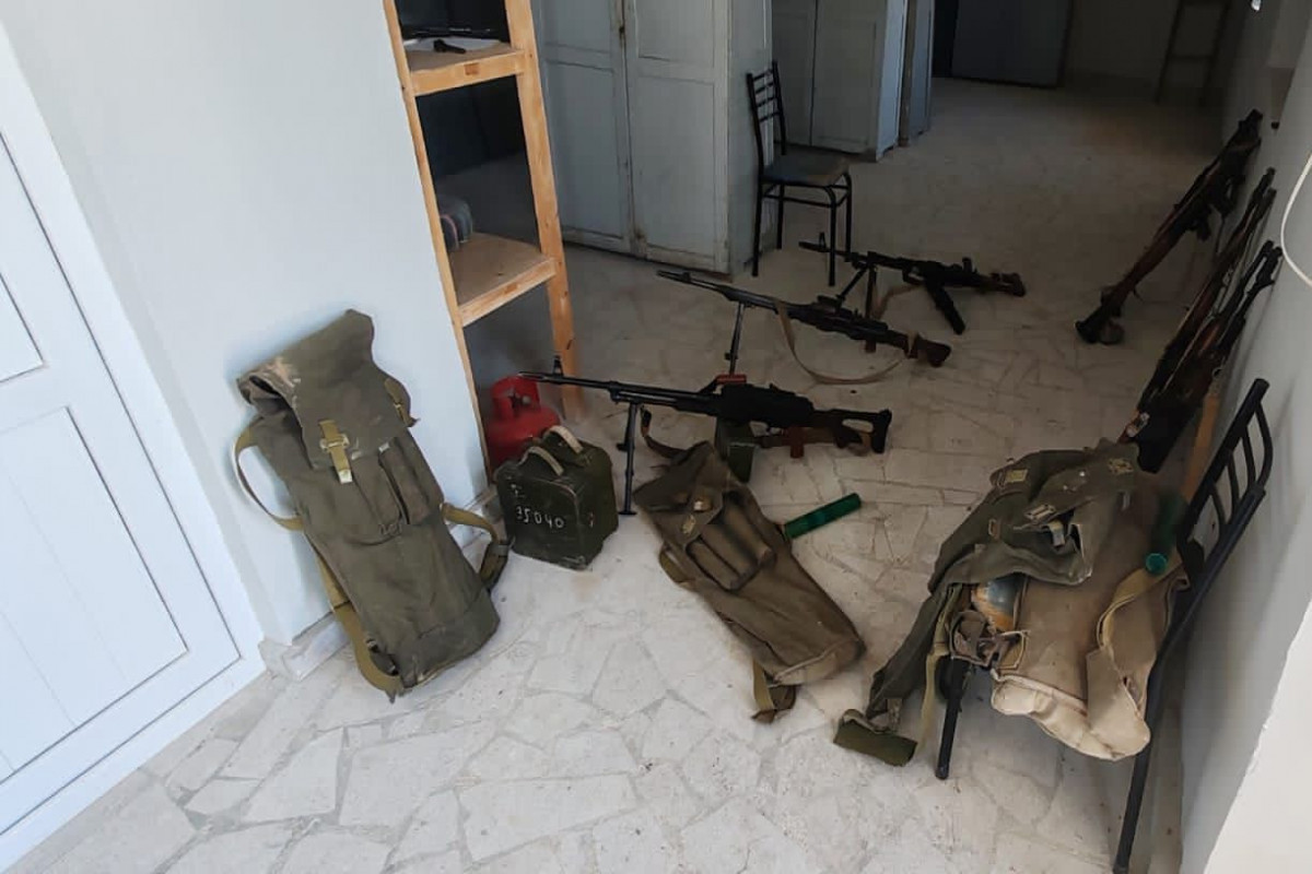De nombreuses armes et munitions trouvées dans l'école de musique à Khodjaly - PHOTOS 