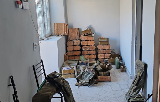 De nombreuses armes et munitions trouvées dans l'école de musique à Khodjaly - PHOTOS 