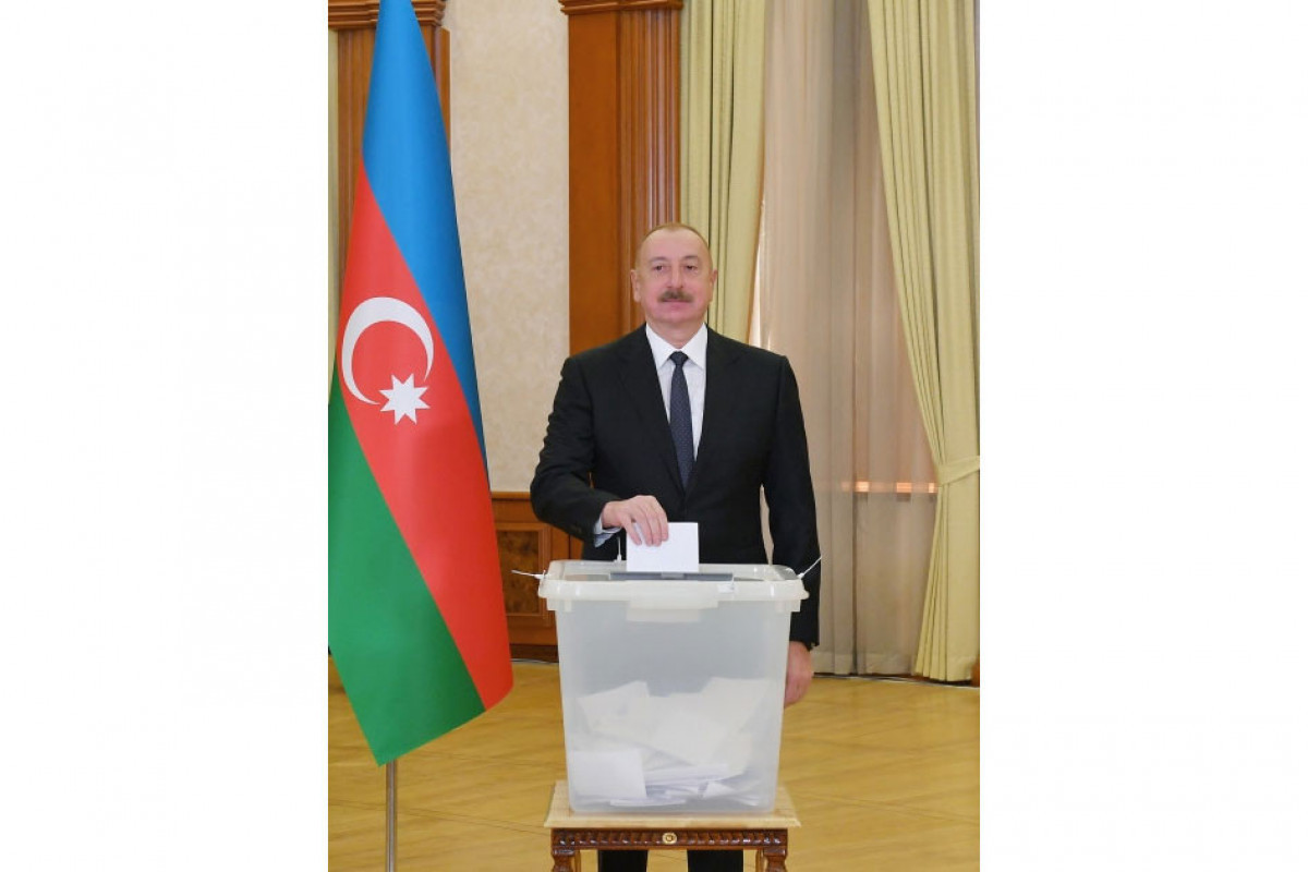 Le président Ilham Aliyev, la première dame Mehriban Aliyeva et les membres de la famille présidentielle votent à Khankendi