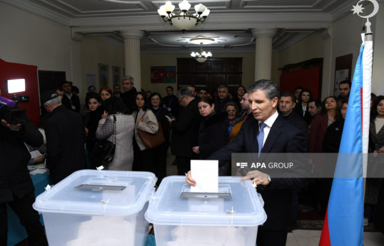 Azerbaïdjan : le candidat à la présidentielle Zahid Oroudj participe aux élections