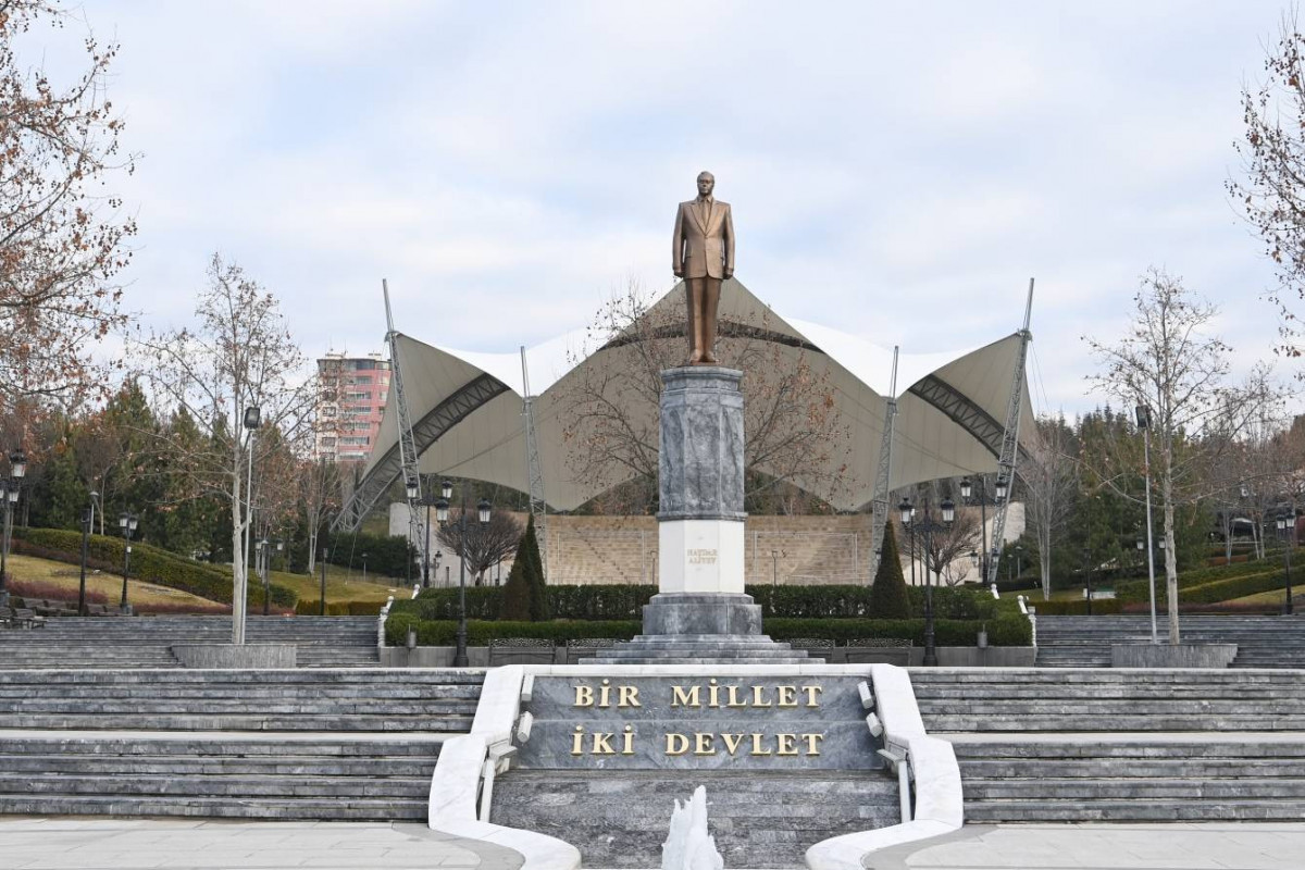 Le président azerbaïdjanais visite le monument du Leader national Heydar Aliyev à Ankara - Photos 