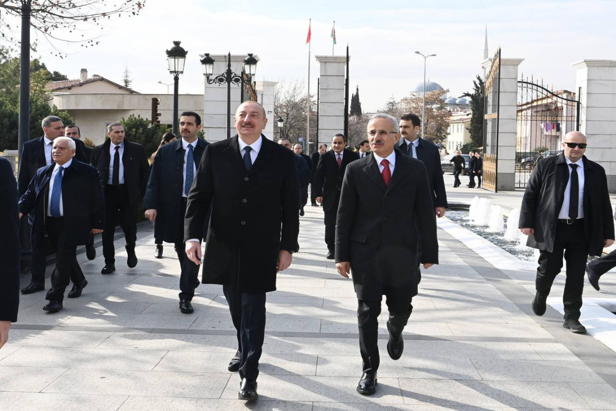 Le président azerbaïdjanais visite le monument du Leader national Heydar Aliyev à Ankara - Photos 