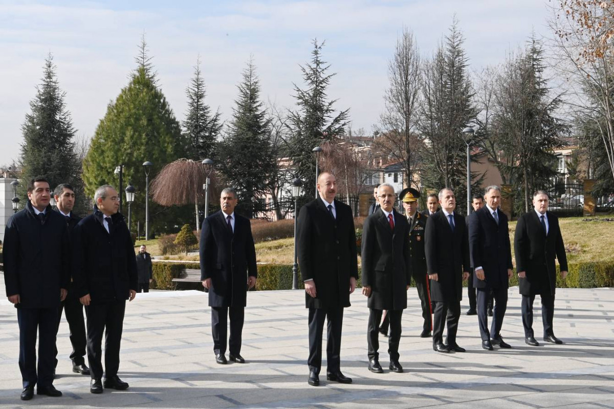 Le président azerbaïdjanais visite le monument du Leader national Heydar Aliyev à Ankara - Photos 