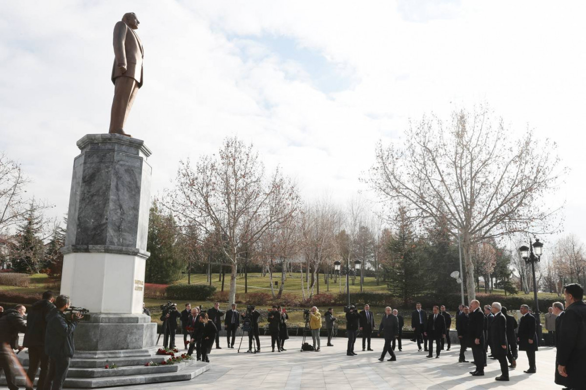 Le président azerbaïdjanais visite le monument du Leader national Heydar Aliyev à Ankara - Photos 