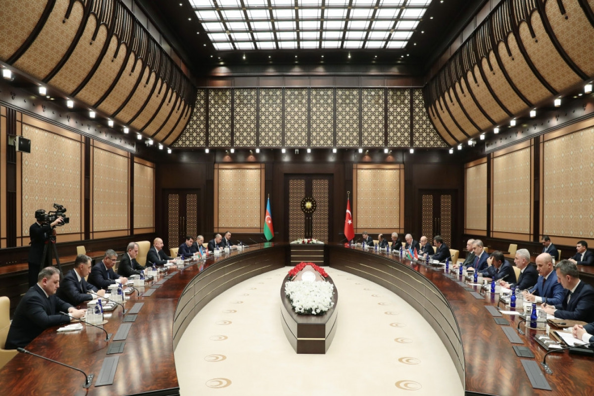 Les présidents azerbaïdjanais et turc ont un entretien élargi aux deux délégations