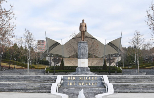 Le président azerbaïdjanais visite le monument du Leader national Heydar Aliyev à Ankara - Photos 