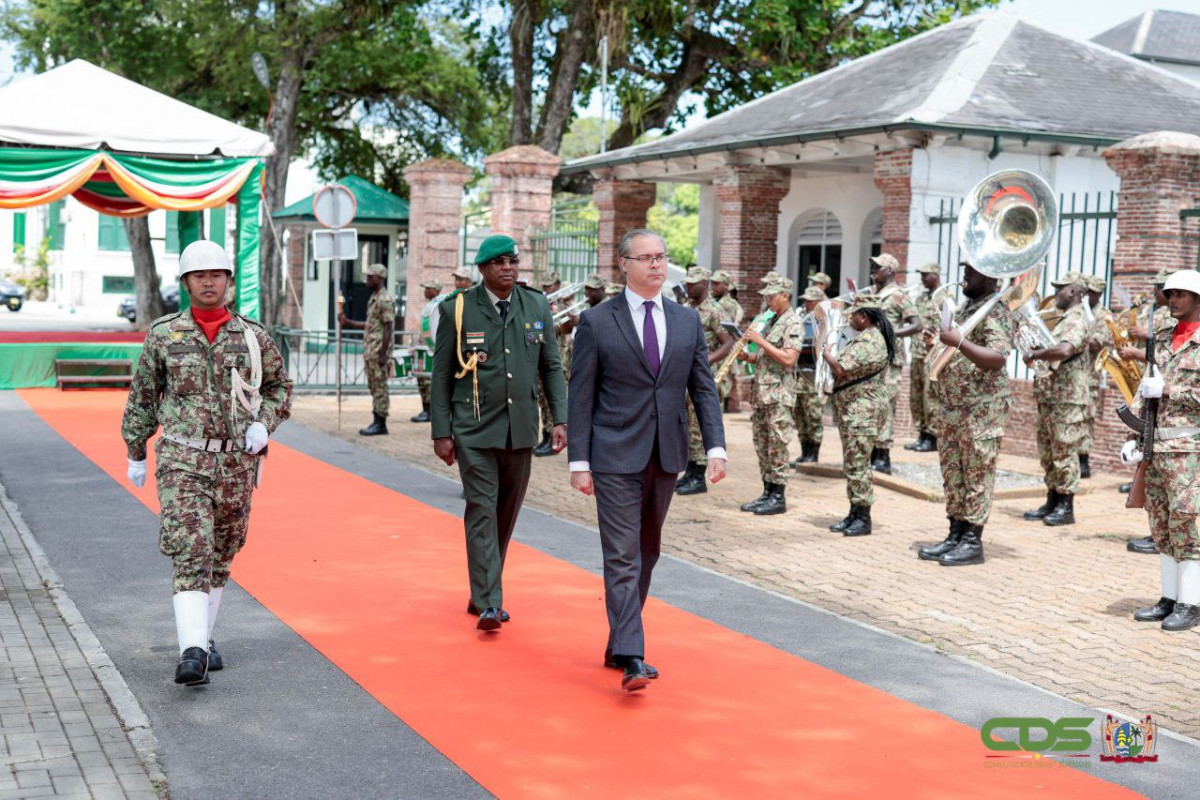 L'ambassadeur azerbaïdjanais présente ses lettres de créance au président du Suriname - photos 