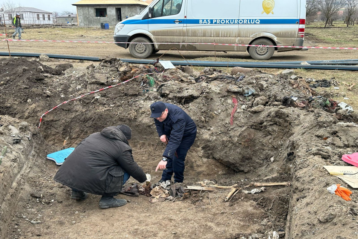 Khodjaly : une fosse commune dans laquelle se trouvent des squelettes d