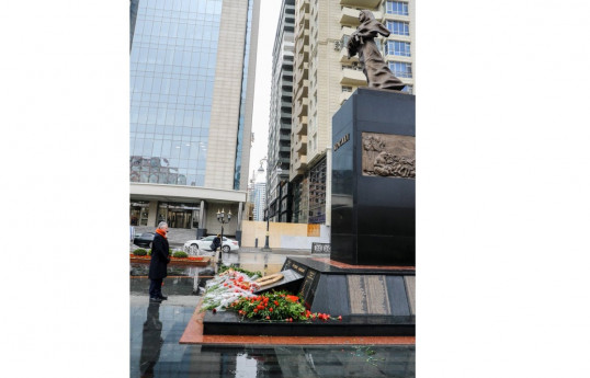 L'ambassadeur britannique visite le monument du génocide de Khodjaly