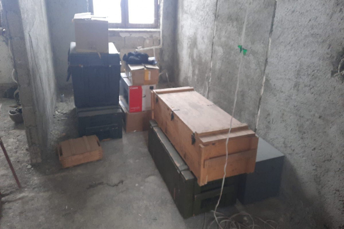 Un drone et de nombreuses munitions trouvés dans le sous-sol d'une école maternelle à Khankendi - Photos 