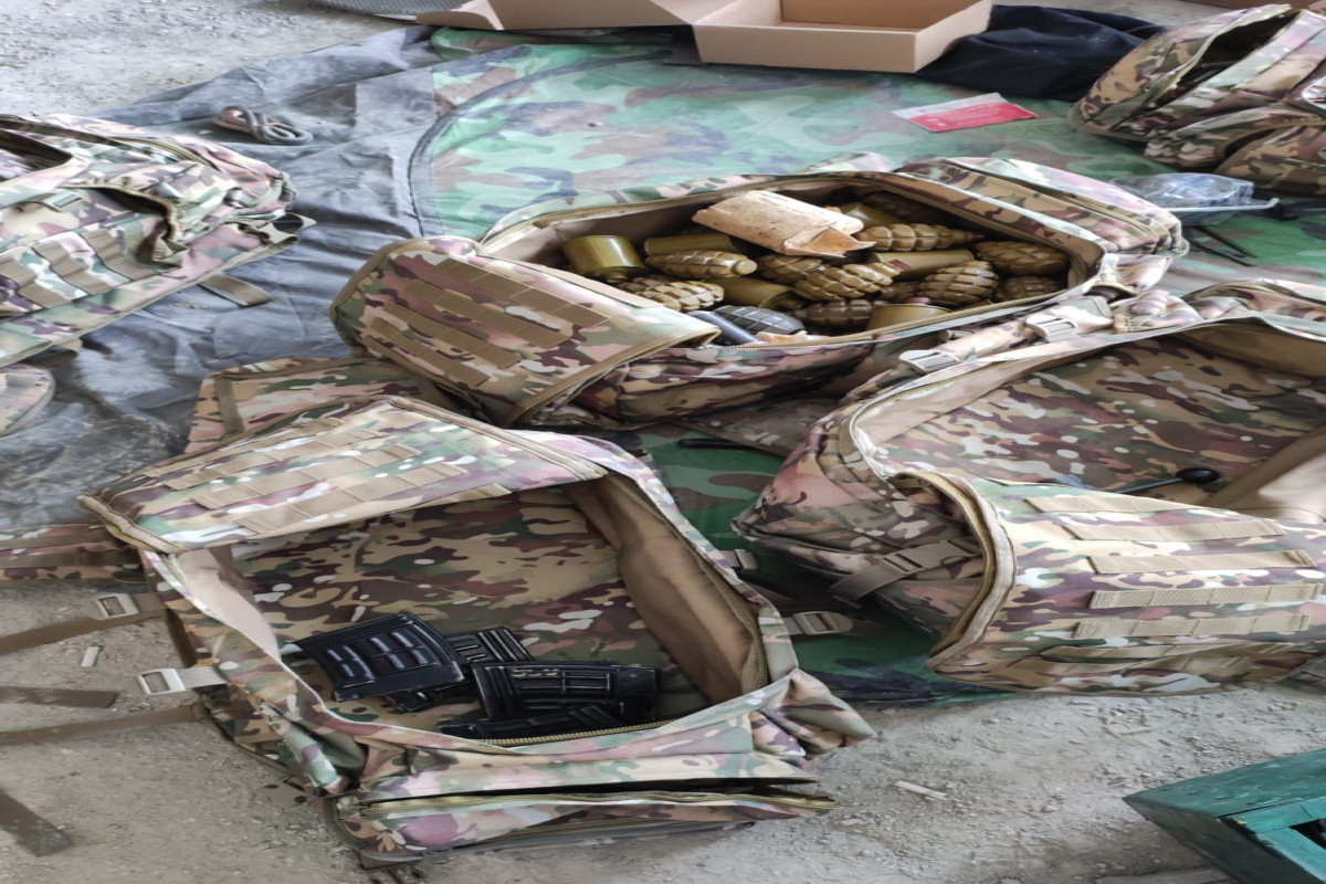 Un drone et de nombreuses munitions trouvés dans le sous-sol d'une école maternelle à Khankendi - Photos 