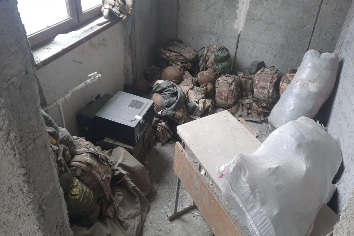 Un drone et de nombreuses munitions trouvés dans le sous-sol d'une école maternelle à Khankendi - Photos 