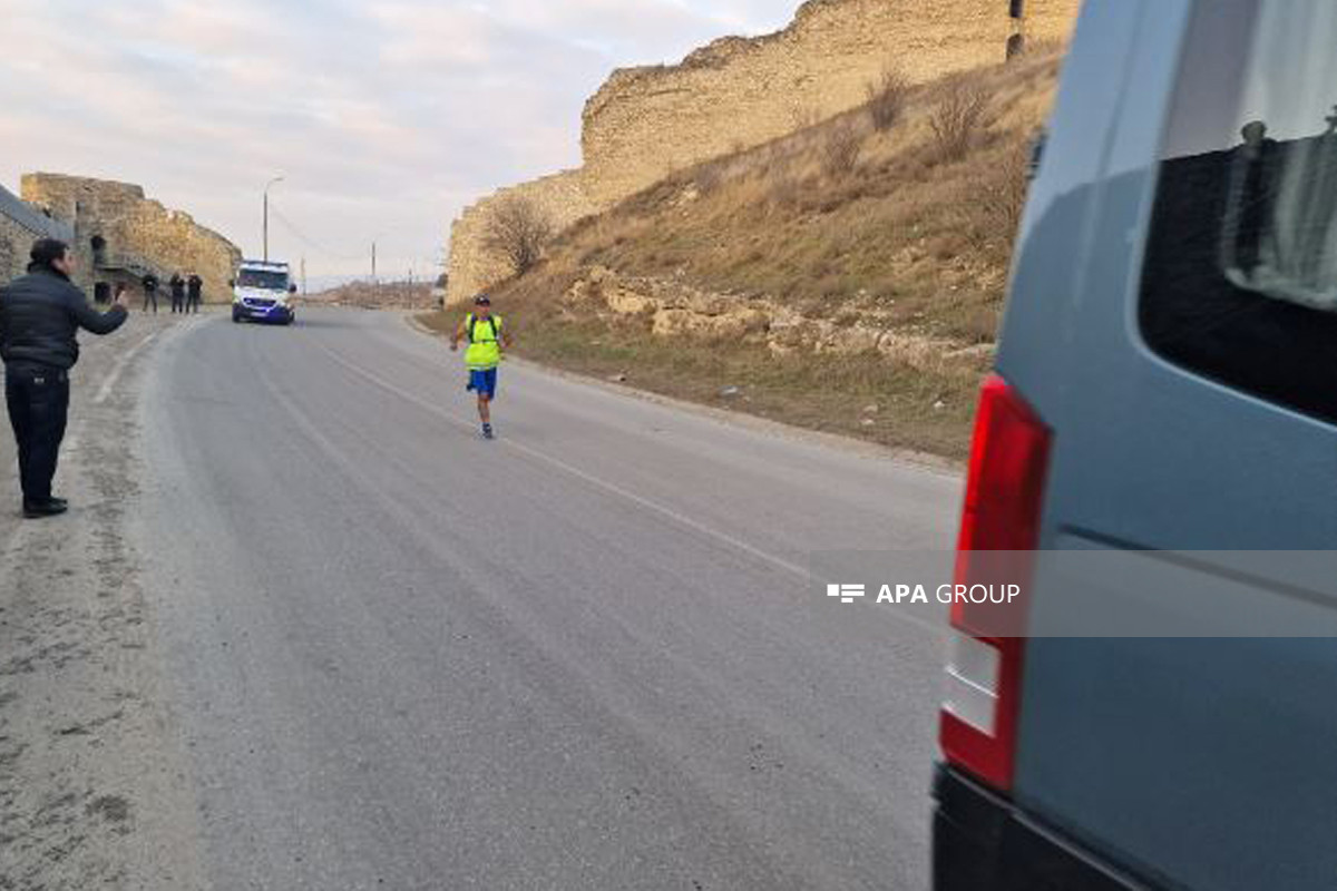 Les participants de l'ultra-marathon Khankendi-Bakou ont pris la route depuis la ville de Khankendi - Photo - Vidéo 