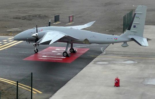 Des drones d'attaque Akinci de l'armée de l'air azerbaïdjanaise effectuent des vols d'entraînement - Vidéo 