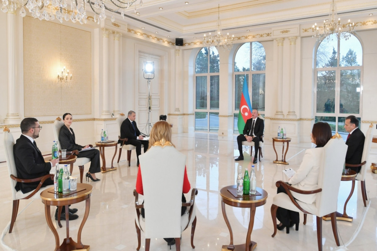 Le président azerbaïdjanais accorde une interview aux chaînes de télévision locales