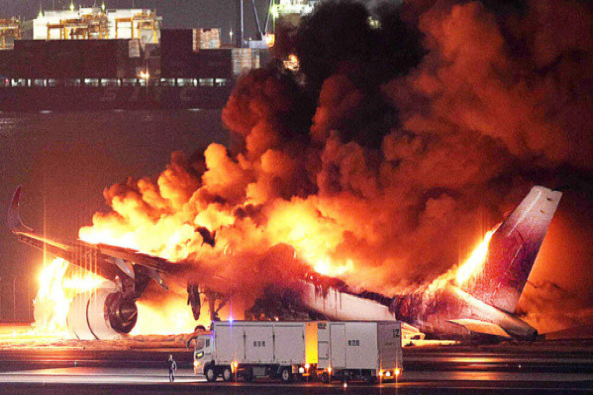 2 avions entrent en collision sur une piste d’aéroport au Japon