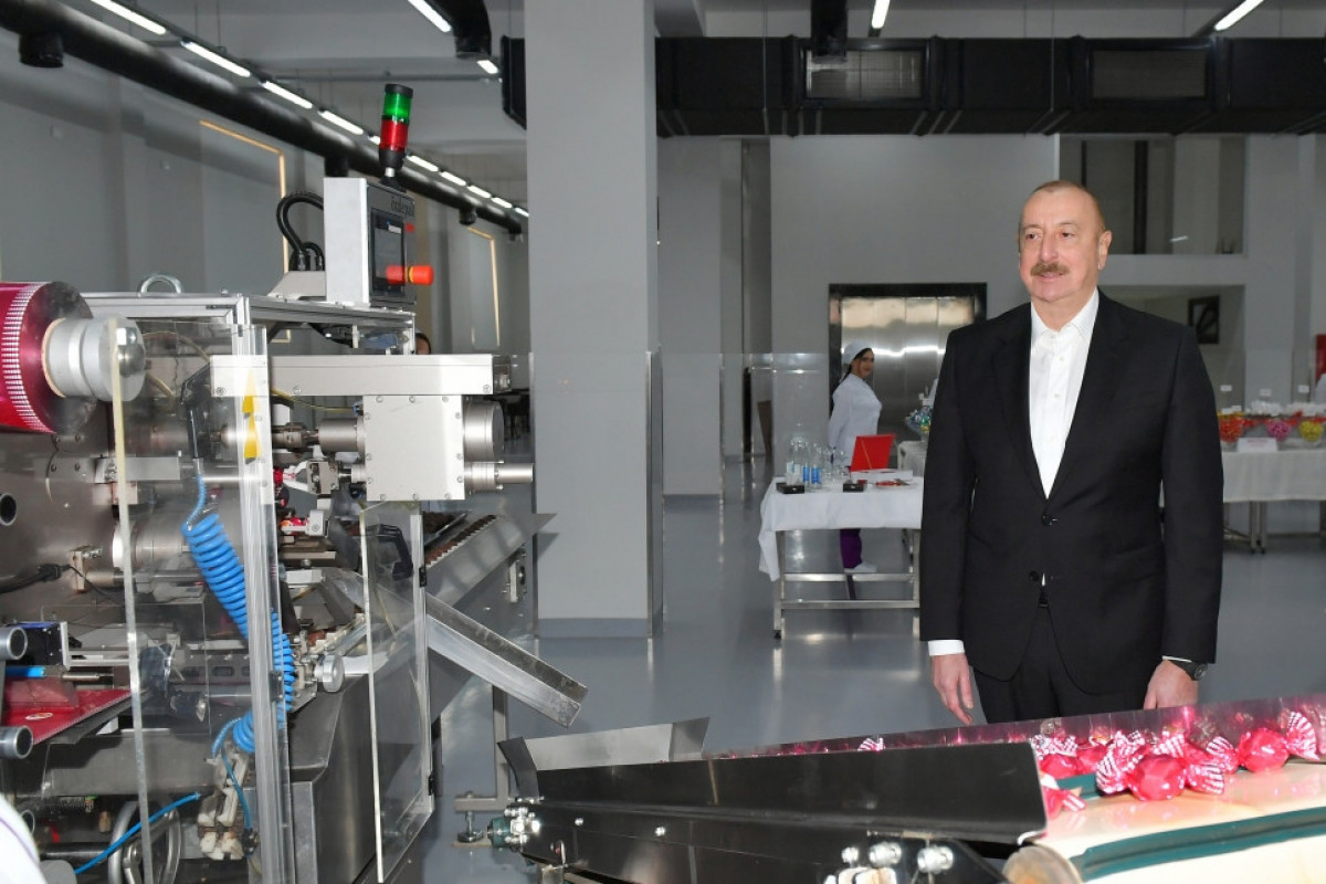 Le président azerbaïdjanais s'est familiarisé les activités de l'entreprise de production de confiserie à Lenkéran - Photos 