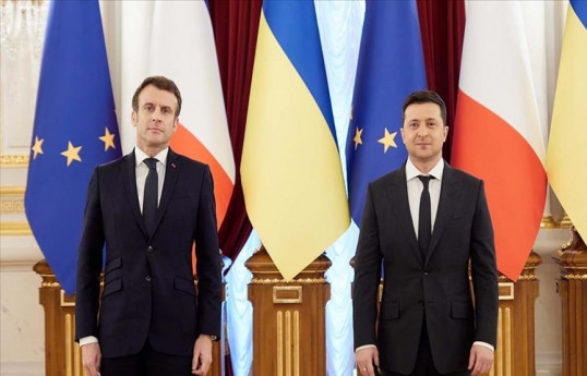 <span ><b>Emmanuel Macron annonce une visite en Ukraine en février</b> 