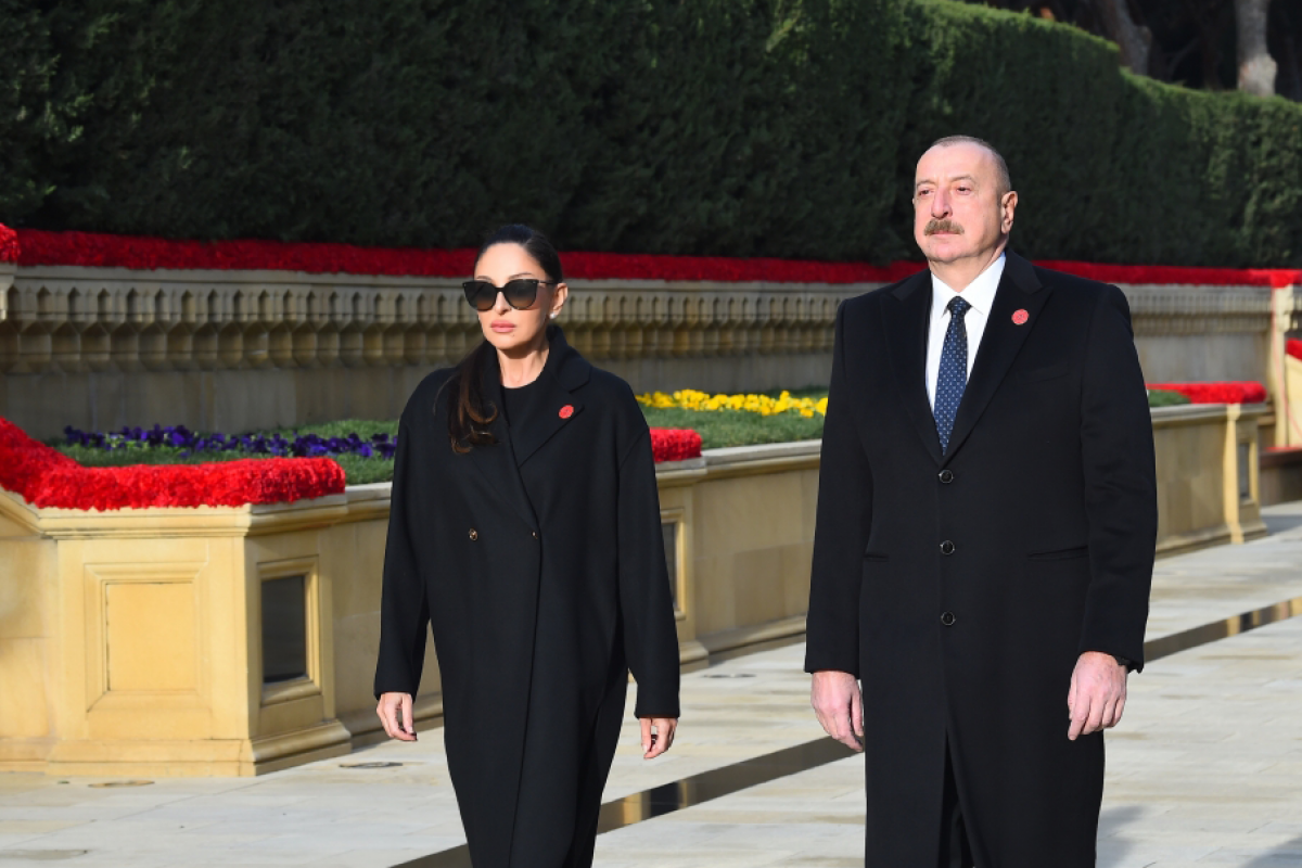 Le président Ilham Aliyev et la premère dame Mehriban Aliyeva visitent l'Allée des Martyrs - Photos 