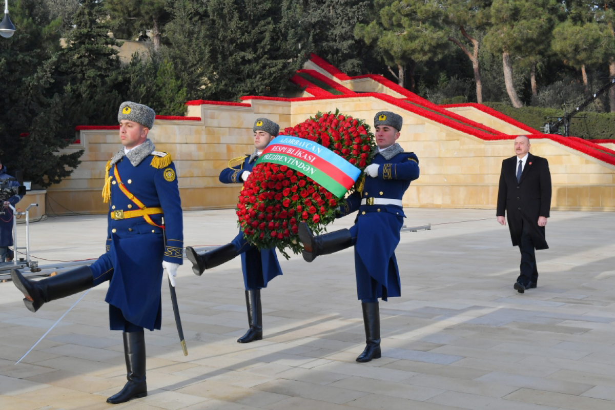 Le président Ilham Aliyev et la premère dame Mehriban Aliyeva visitent l'Allée des Martyrs - Photos 