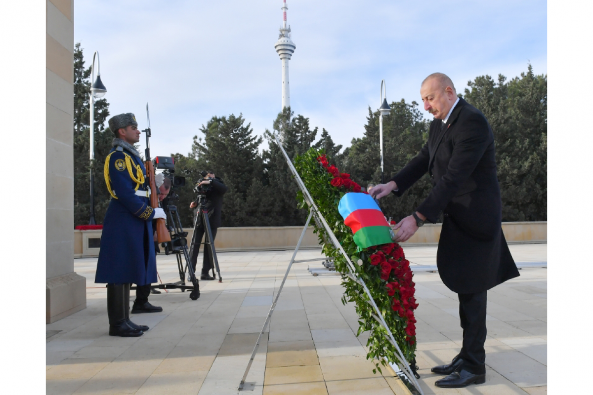 Le président Ilham Aliyev et la premère dame Mehriban Aliyeva visitent l'Allée des Martyrs - Photos 