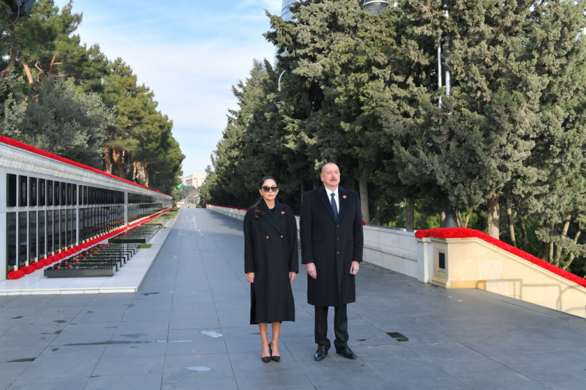 Le président Ilham Aliyev et la premère dame Mehriban Aliyeva visitent l'Allée des Martyrs - Photos 