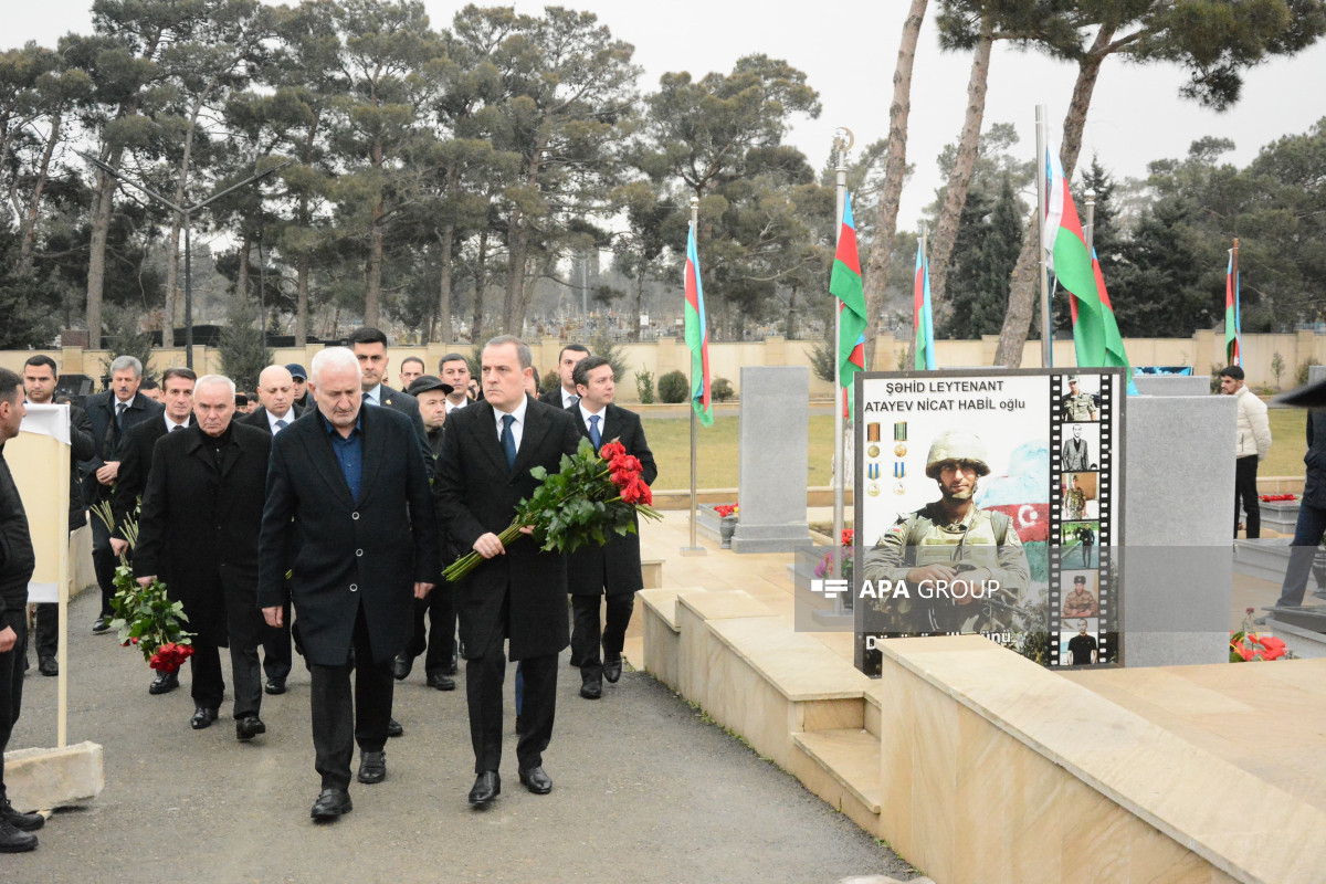La direction du ministère des AE visite la tombe d'Orkhan Asgarov, tombé martyr à l'ambassade d'Azerbaïdjan en Iran