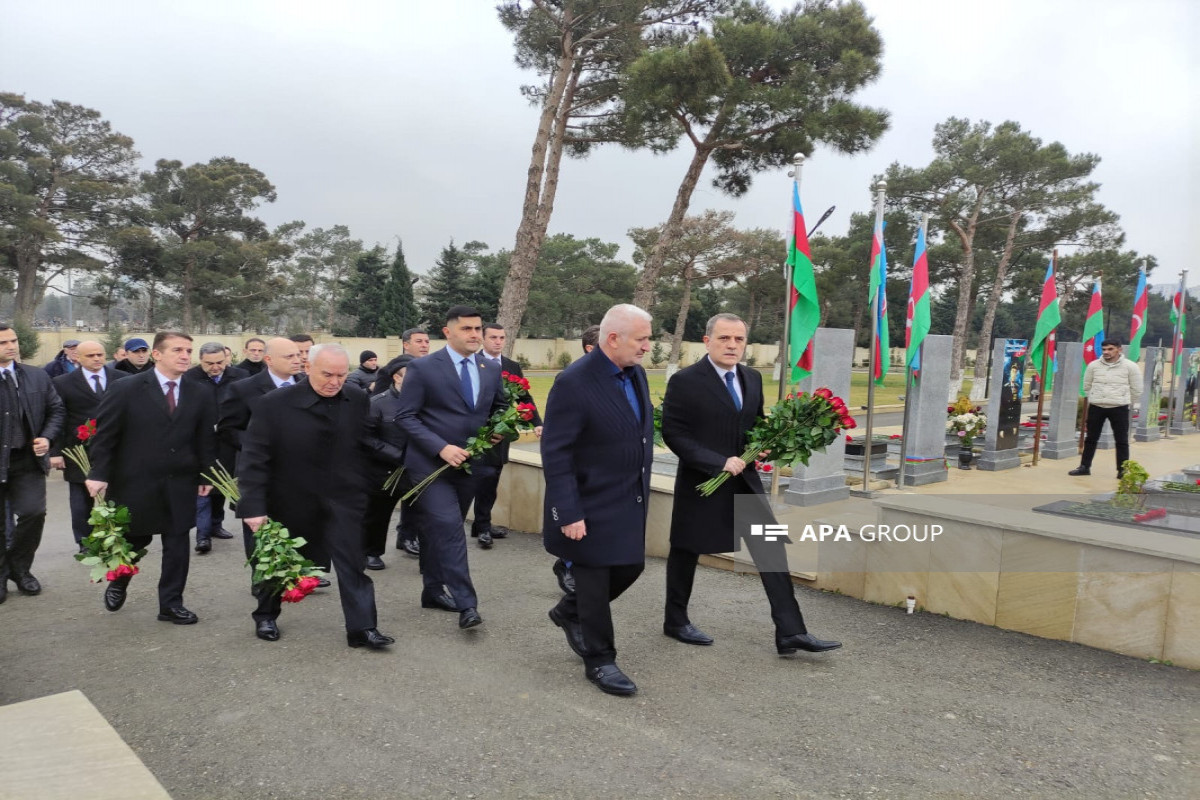 La direction du ministère des AE visite la tombe d'Orkhan Asgarov, tombé martyr à l'ambassade d'Azerbaïdjan en Iran