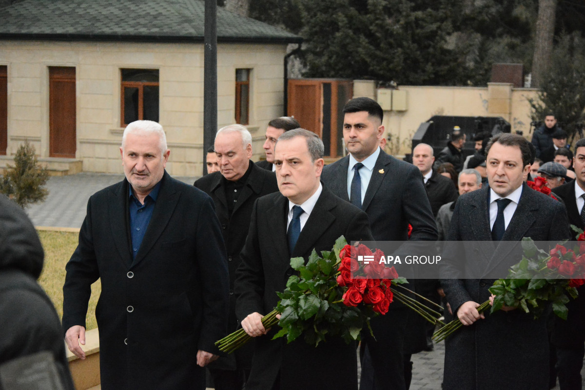 La direction du ministère des AE visite la tombe d'Orkhan Asgarov, tombé martyr à l'ambassade d'Azerbaïdjan en Iran
