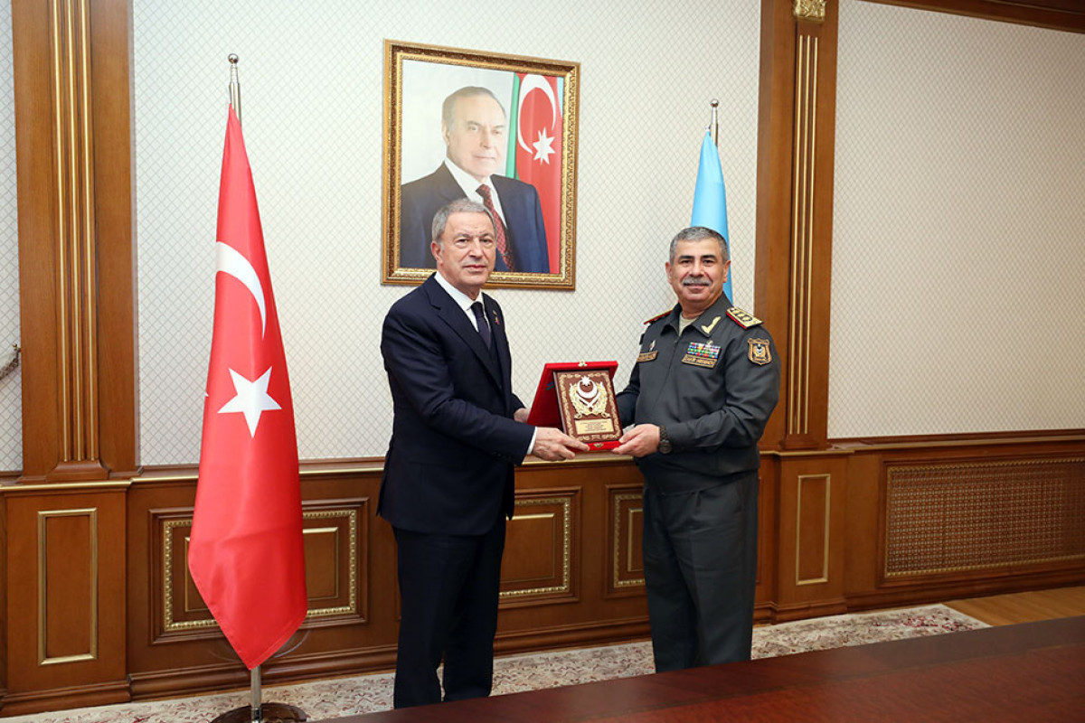 Le ministre azerbaïdjanais de la Défense s'entretient avec le président de la Commission de défense nationale de Turquie