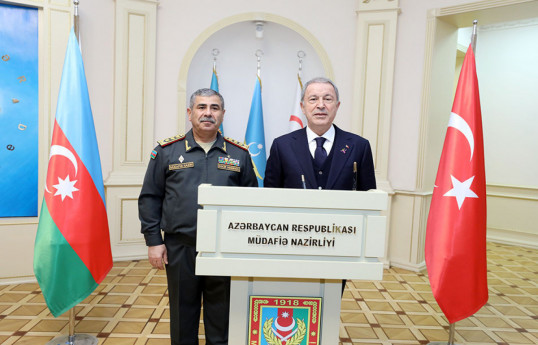 Le ministre azerbaïdjanais de la Défense s'entretient avec le président de la Commission de défense nationale de Turquie