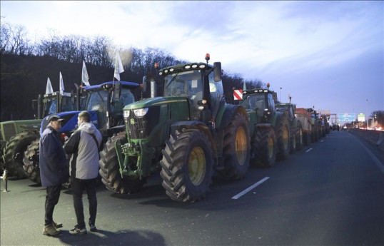 France: Des milliers d'agriculteurs continuent de manifester avec leurs tracteurs