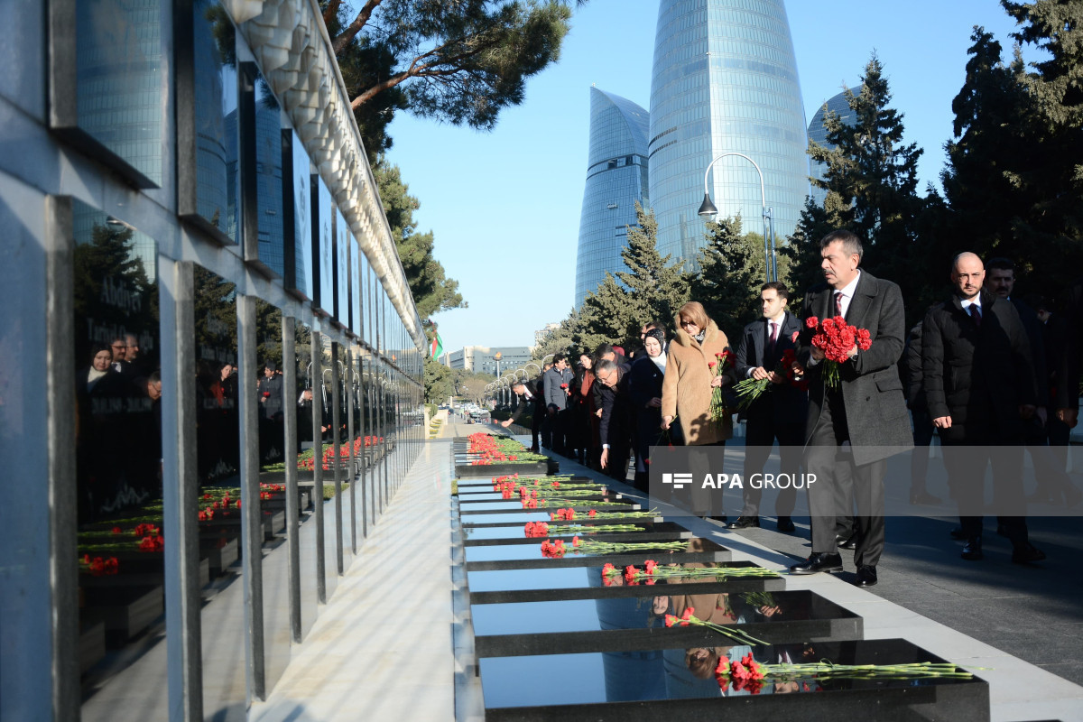 Le Ministre de l'Éducation de Turquie visite l'Allée de l'Honneur et l'Allée des Martyrs à Bakou