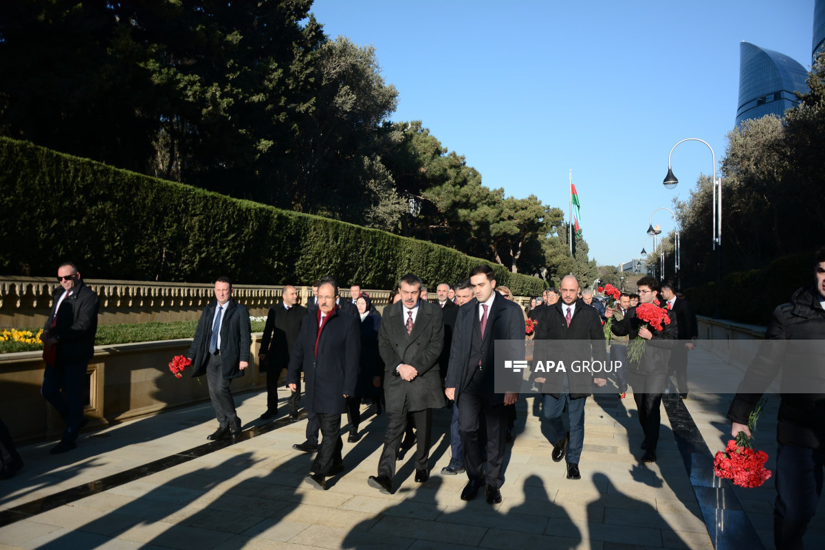 Le Ministre de l'Éducation de Turquie visite l'Allée de l'Honneur et l'Allée des Martyrs à Bakou