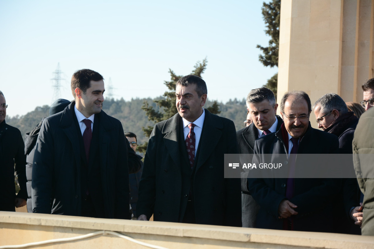Le Ministre de l'Éducation de Turquie visite l'Allée de l'Honneur et l'Allée des Martyrs à Bakou