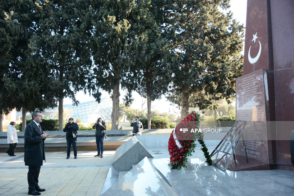 Le Ministre de l'Éducation de Turquie visite l'Allée de l'Honneur et l'Allée des Martyrs à Bakou