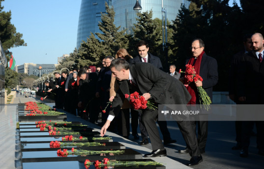 Le Ministre de l'Éducation de Turquie visite l'Allée de l'Honneur et l'Allée des Martyrs à Bakou