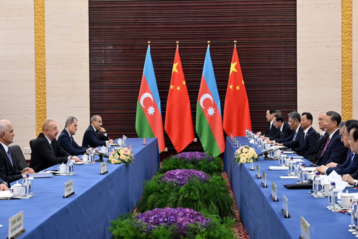 Astana : Le président azerbaïdjanais Ilham Aliyev rencontre son homologue chinois Xi Jinping