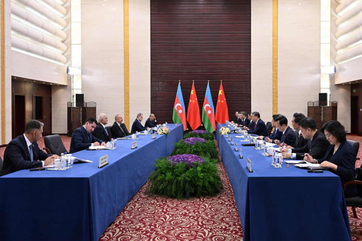 Astana : Le président azerbaïdjanais Ilham Aliyev rencontre son homologue chinois Xi Jinping