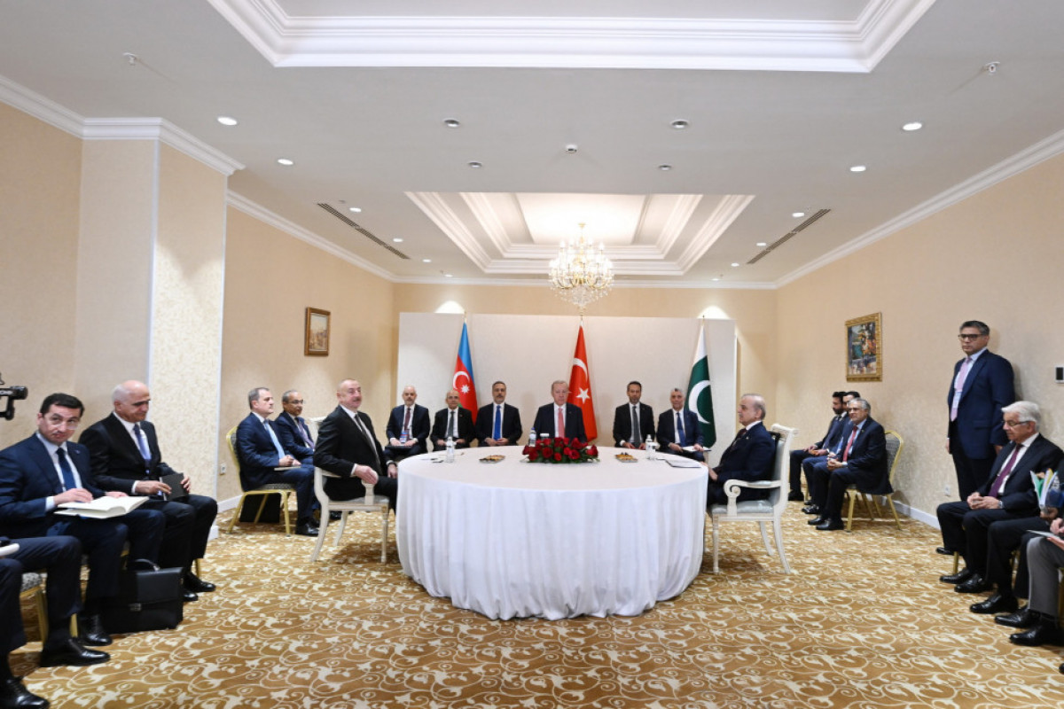 Le président azerbaïdjanais, le président turc et le Premier ministre pakistanais se réunissent à Astana