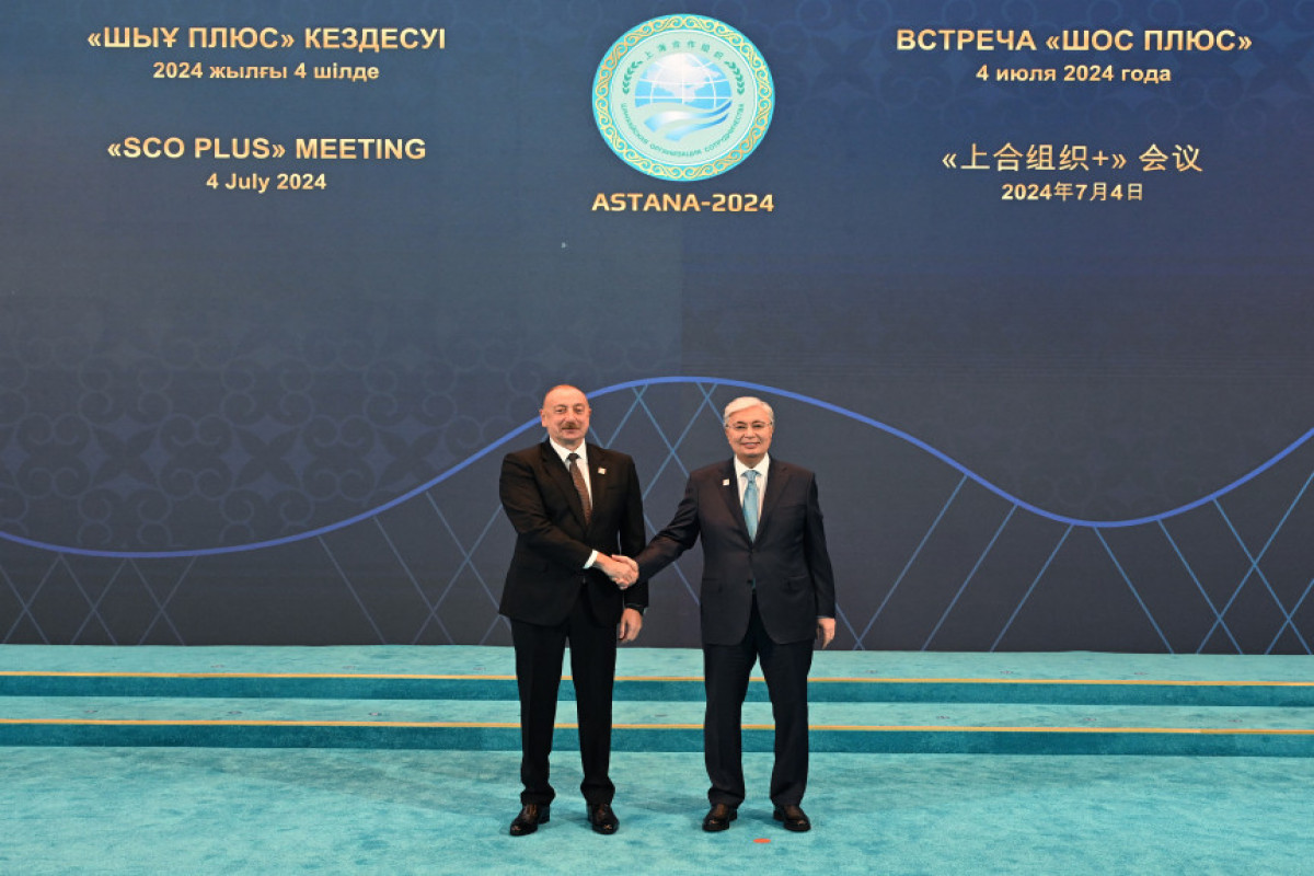 Le président Ilham Aliyev arrive au Palais de l’indépendance pour assister à la réunion au format OCS+ à Astana
