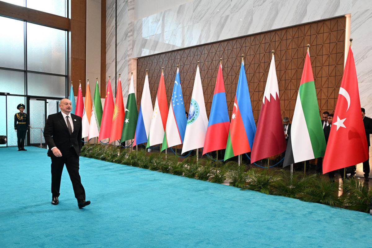 Le président Ilham Aliyev arrive au Palais de l’indépendance pour assister à la réunion au format OCS+ à Astana