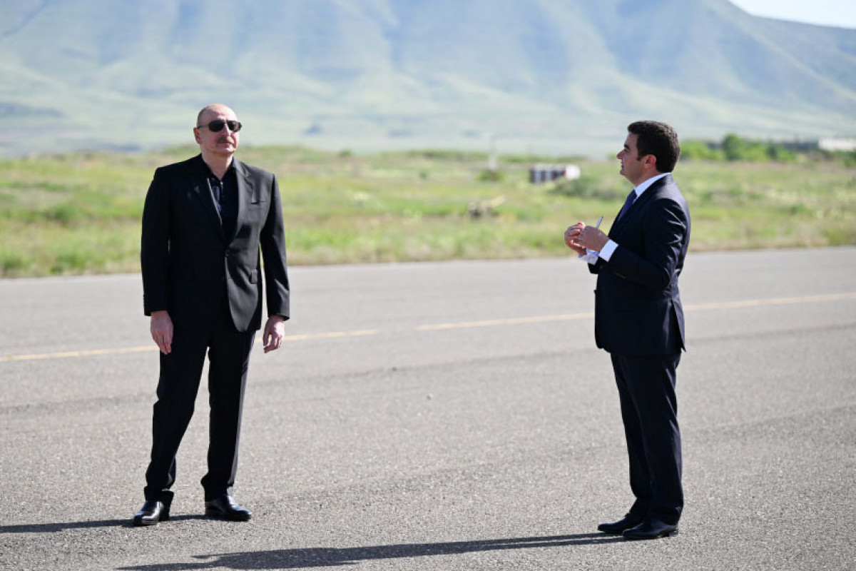 Le président Ilham Aliyev visite l’aéroport de Khodjaly
