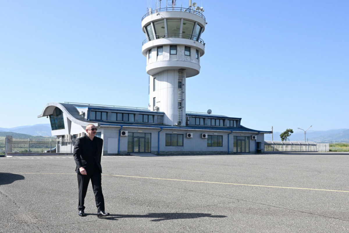 Le président Ilham Aliyev visite l’aéroport de Khodjaly